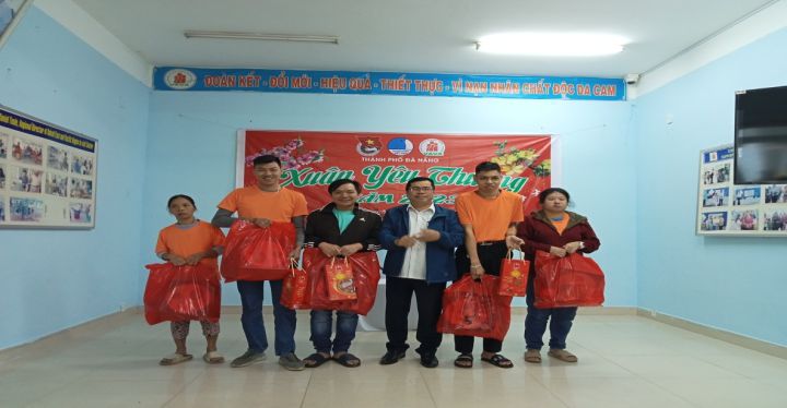 Hội thành phố Đà Nẵng tặng quà Tết cho nạn nhân chất độc da cam