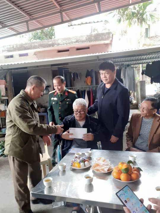 Huyện hội Bình Giang tặng quà cho nạn nhân chất độc da cam dịp Tết Quý Mão 2023