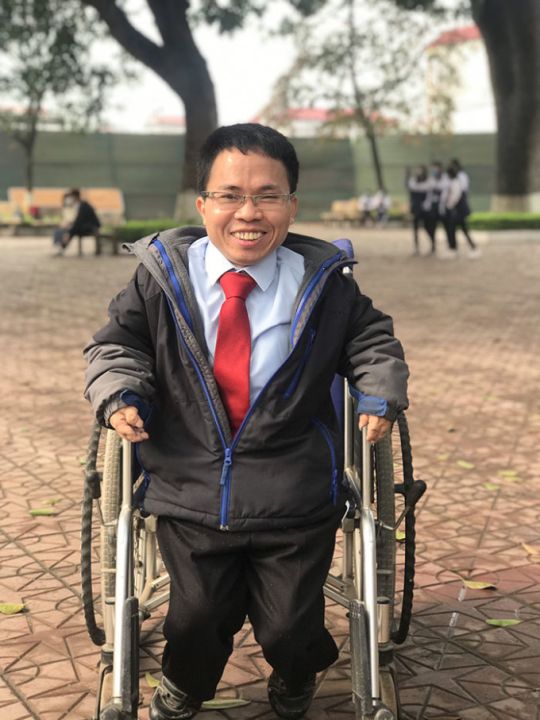 Đam mê dạy học của thầy giáo cao 1,2 m