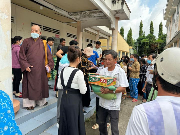 Tặng quà Tết tại huyện Trà Ôn