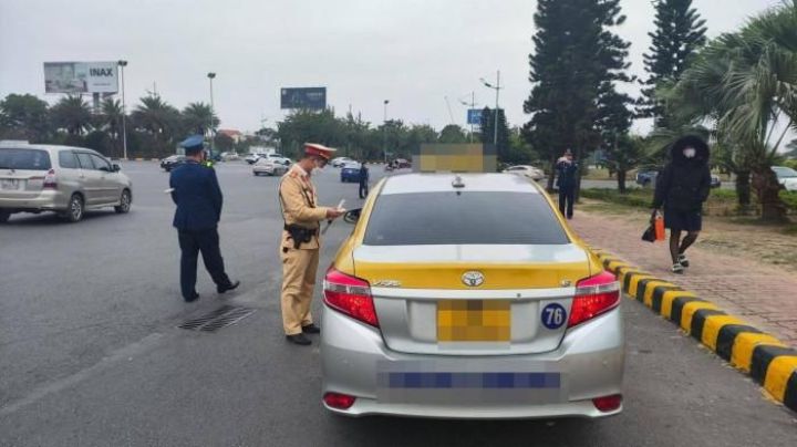 Đang đi chúc Tết bị CSGT dừng xe kiểm tra hành chính, có đúng luật không?