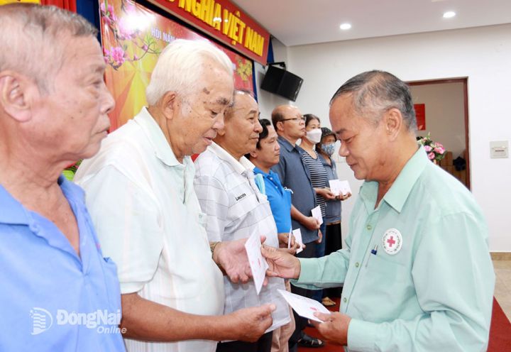 Tỉnh Đồng Nai, trao quà Tết cho nạn nhân chất độc da cam