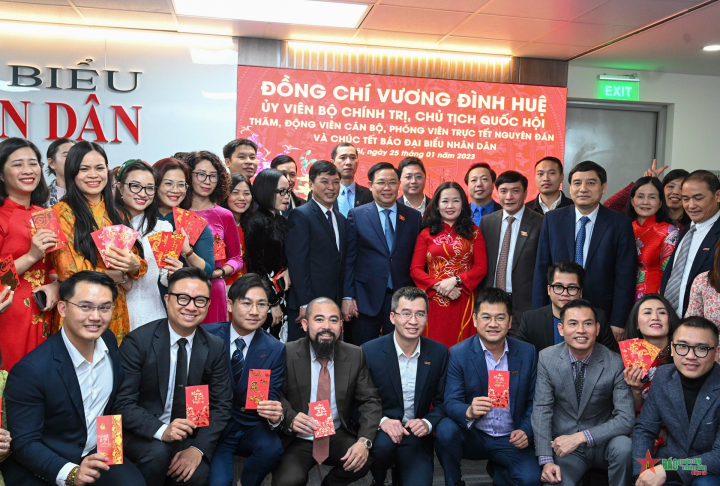 Chủ tịch Quốc hội Vương Đình Huệ thăm, chúc Tết Báo Đại biểu Nhân dân