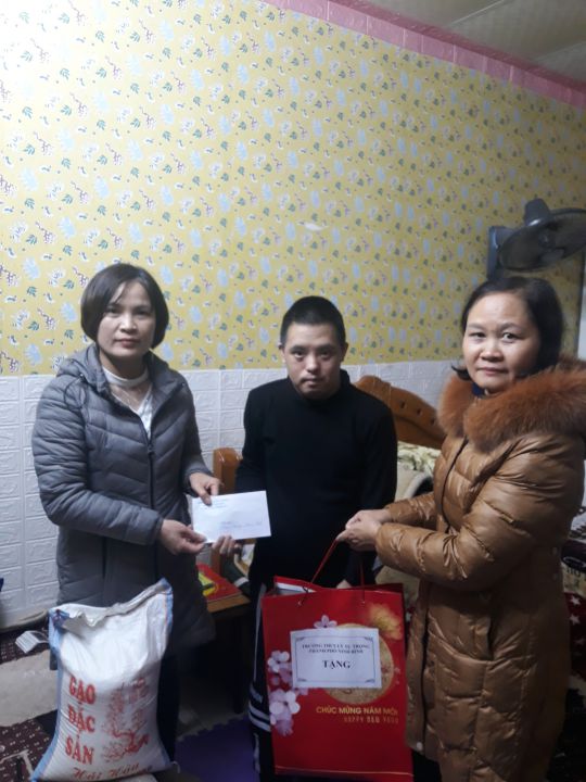 Thành phố Ninh Bình: Trao quà cho học sinh là nạn nhân chất độc da cam