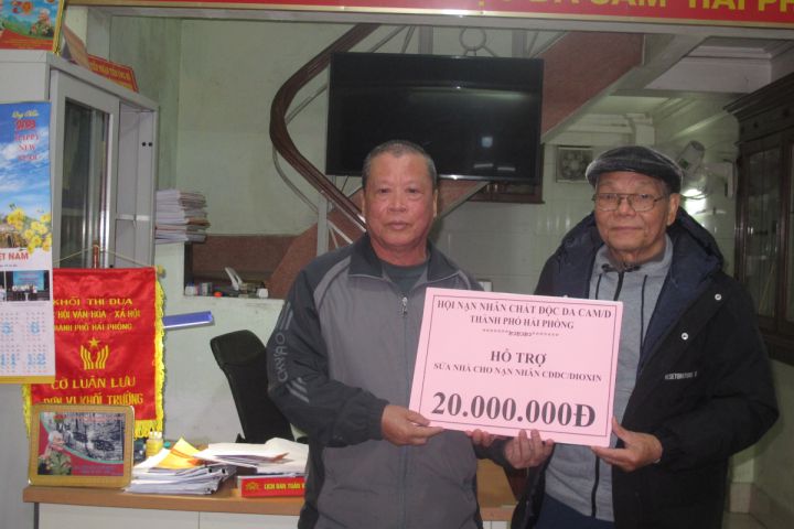 Hội thành phố Hải Phòng trao tiền hỗ trợ sửa nhà cho nạn nhân