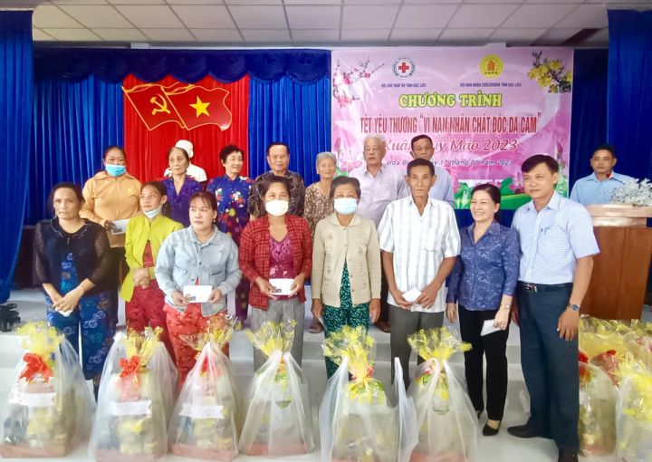 Bạc Liêu: Tặng quà cho nạn nhân chất độc da cam dịp Tết Nguyên đán Quý Mão 2023