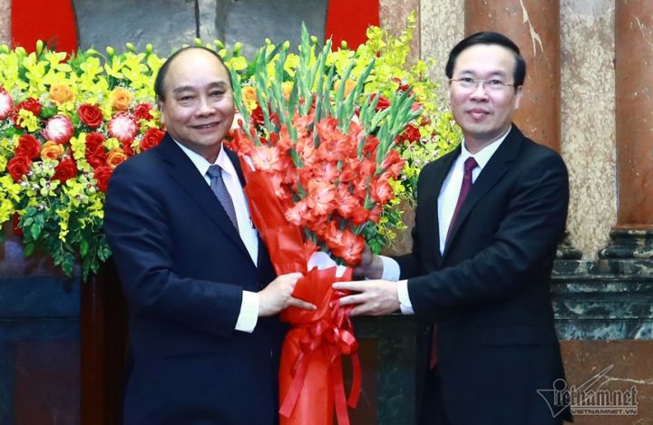 Nguyên Chủ tịch nước Nguyễn Xuân Phúc bàn giao công tác