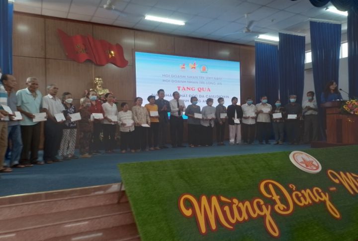 Hội Doanh nhân trẻ Việt Nam tặng quà cho nạn nhân chất độc da cam tại Long An