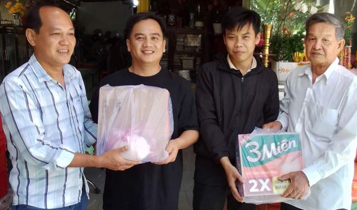 Nạn nhân chất độc da cam  tại xã Tân Phong đón nhận quà năm mới