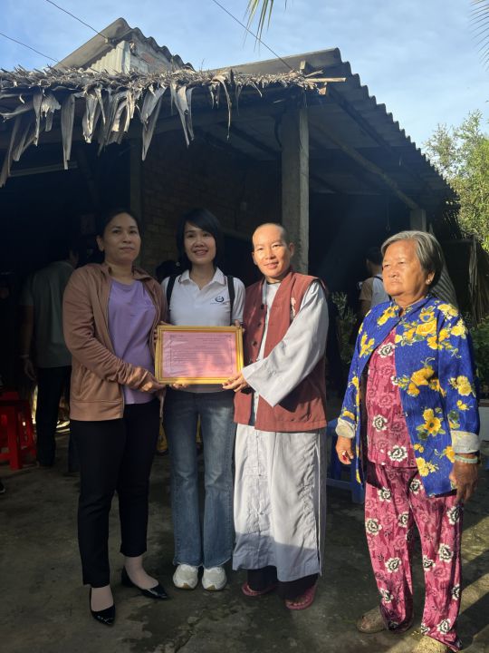 Huyện Thủ Thừa: Khởi công xây Nhà tình thương, tặng quà cho người yếu thế