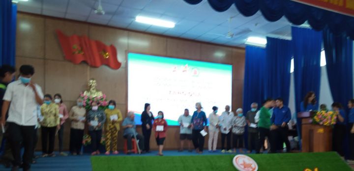 Tặng quà cho nạn nhân chất độc da cam huyện Thủ Thừa