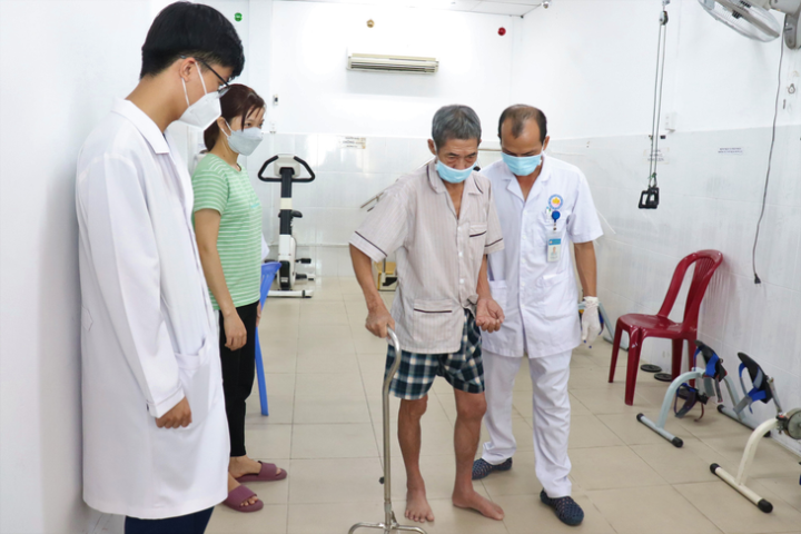 BHYT cần chi trả các dụng cụ trợ giúp phục hồi chức năng cho người khuyết tật