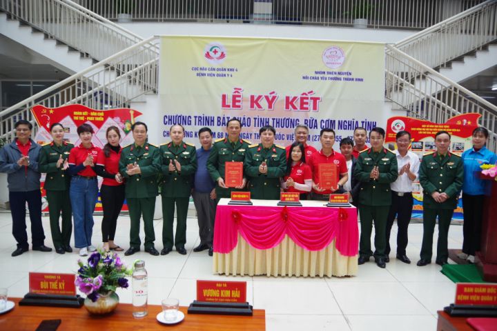 Bệnh viện Quân y 4 và Nhóm Thiện nguyện “Nồi cháo yêu thương Thành Vinh”