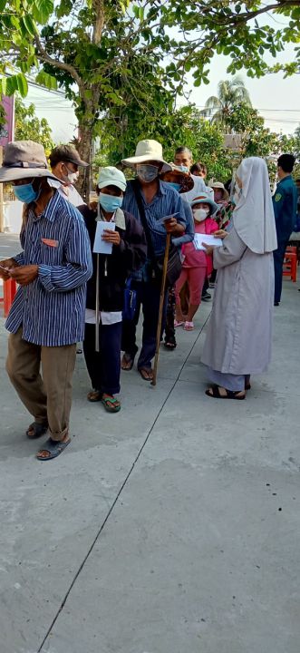 Ni sư Bảo Tâm tặng quà tết cho NNCĐDC