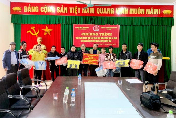 Bắc Giang: Tặng quà cho con, cháu của NNCĐDC  sau Tết Nguyên đán 2023