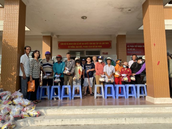 Tặng quà cho nạn nhân chất độc da cam tại xã Mỹ An