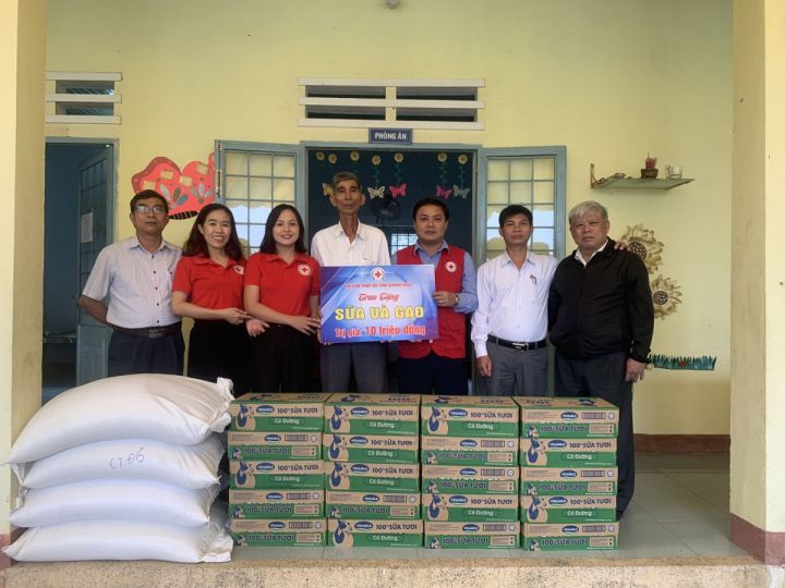 Tặng gạo và sữa cho Trung tâm Nghĩa Thắng
