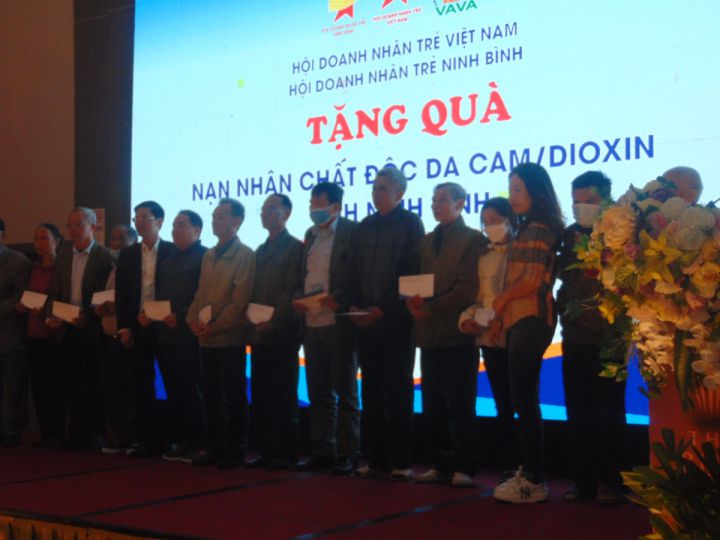 Hội Doanh nhân trẻ tặng quà nạn nhân chất độc da cam tỉnh Ninh Bình