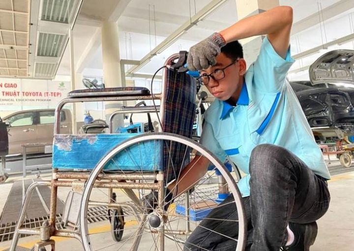 Thầy trò mở xưởng sửa xe lăn miễn phí