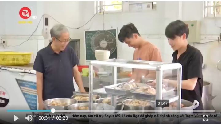 Ông chú độc thân bán bún bò cưu mang hơn 80 người con