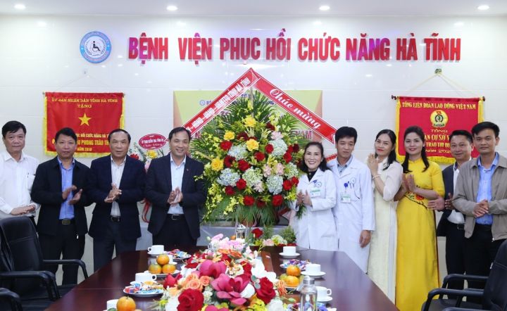 Lãnh đạo tỉnh Hà Tĩnh chúc mừng Ngày thầy thuốc Việt Nam