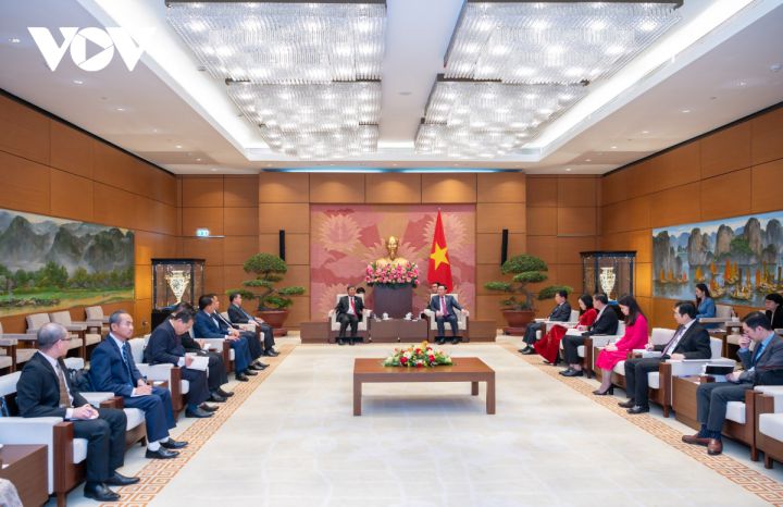 Chủ tịch Quốc hội Vương Đình Huệ tiếp Phó Chủ tịch Quốc hội Lào