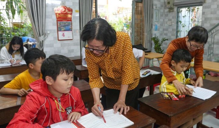 Cô giáo ung thư và em gái mở lớp học miễn phí cho trẻ em nghèo: “Nhiều lúc nằm viện lâu quá, tôi trốn về để được dạy tụi nhỏ”