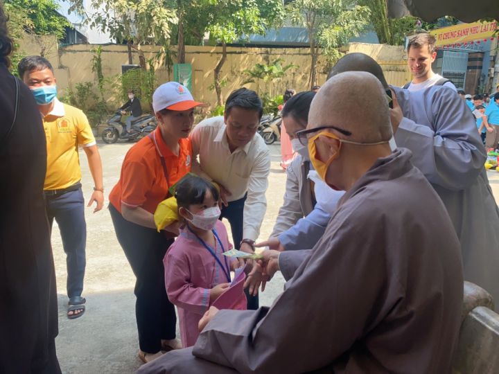 Tổ Đình Sư Nữ Bảo Quang tặng quà cho nạn nhân da cam Đà Nẵng