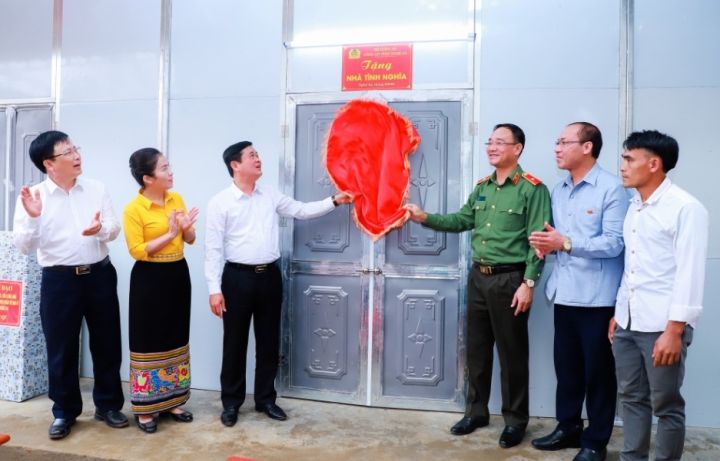 Nghệ An: Bàn giao nhà ở cho người nghèo vùng biên giới