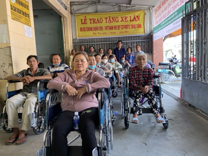 Trao xe lăn cho nạn nhân chất độc da cam tại Bến Tre
