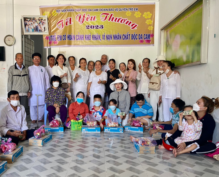 Hội Thánh Cao Đài Tây Ninh đến thăm, tặng quà cho trẻ em  là nạn nhân chất độc da cam và trẻ em mồ côi tỉnh Bến Tre