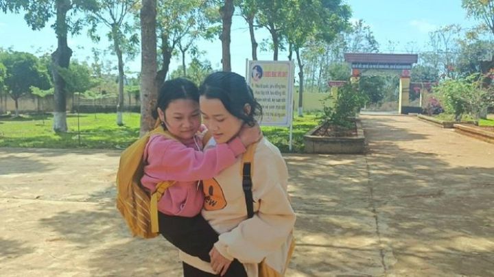Nữ sinh vùng sâu đưa bạn khuyết tật đến trường bất kể nắng mưa