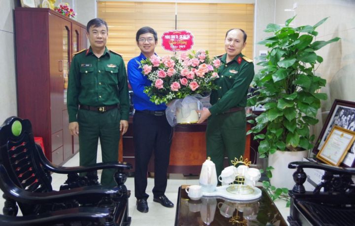 Cục Hậu cần Quân khu 4: Chúc mừng Đại học Vinh nhân ngày truyền thống của Đoàn