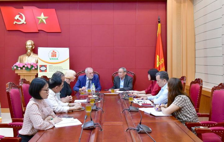 Chủ tịch Tổ chức viện trợ Y tế và Kỹ thuật cho Việt Nam, Lào và Campuchia thăm, làm việc với Trung ương Hội