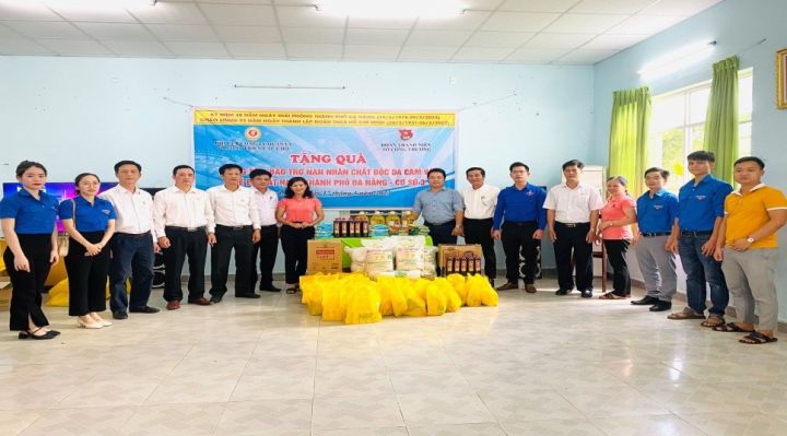 Hội Cựu Chiến Binh - Đoàn Thanh niên  tặng quà cho nạn nhân da cam Đà Nẵng