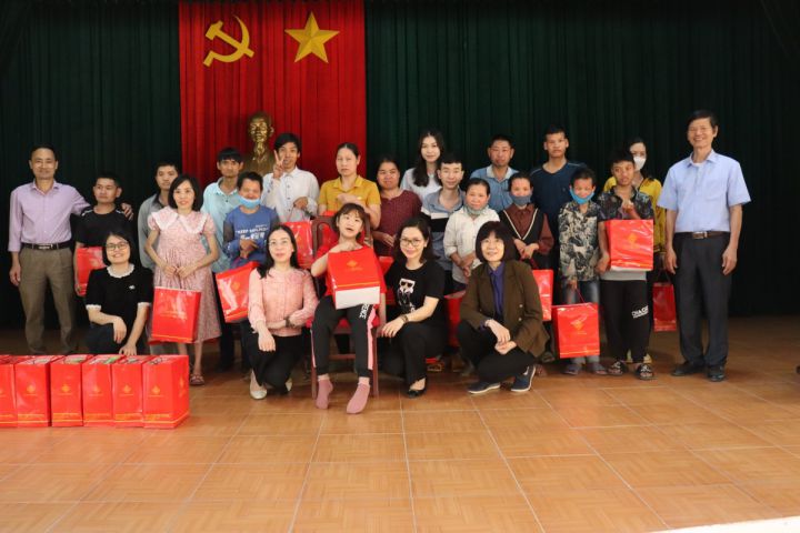 Cháu Đặng Thảo Uyên tặng quà nạn nhân chất độc da cam