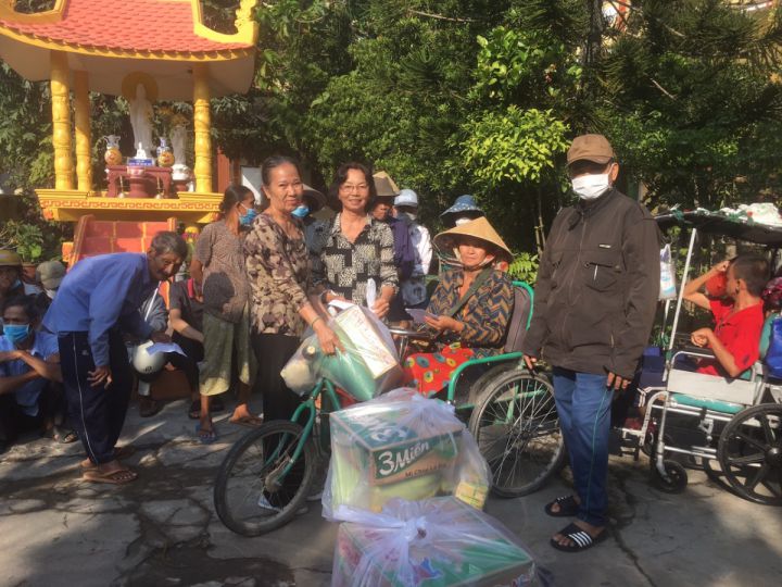 Hội huyện Thủ Thừa tặng quà cho nạn nhân da cam