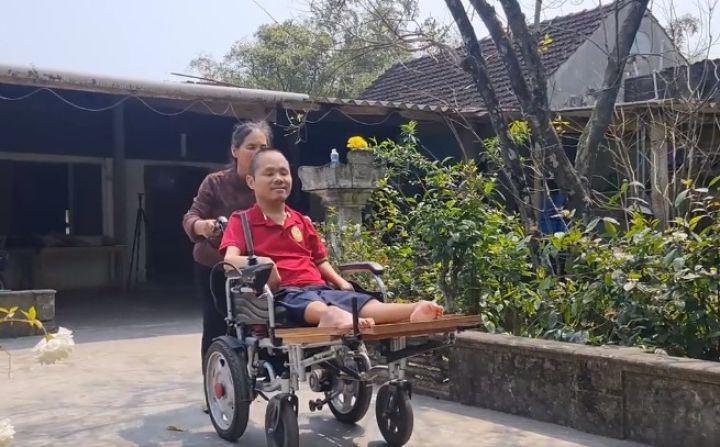 Nghị lực phi thường của chàng thanh niên khuyết tật ở Hà Tĩnh
