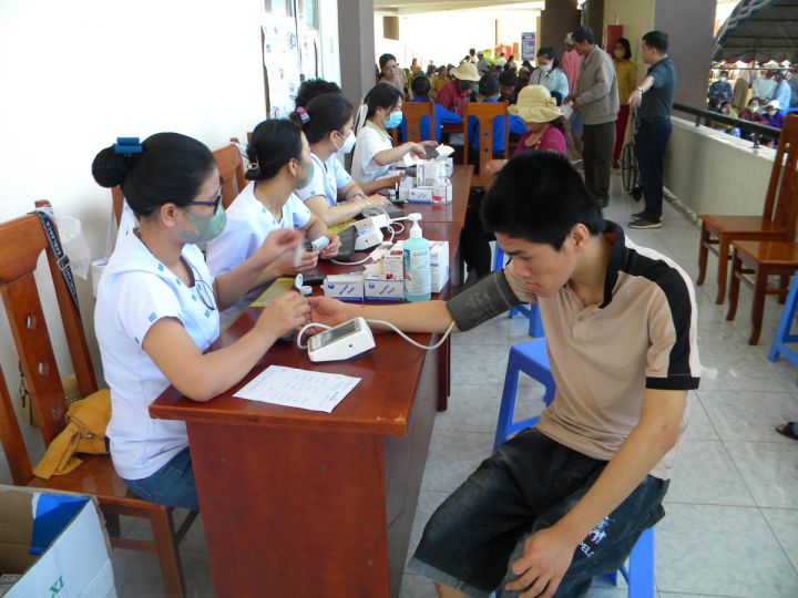 Bình Thuận:  Tổ chức khám bệnh, cấp thuốc và tặng quà hơn 500 nạn nhân chất độc da cam, người nghèo