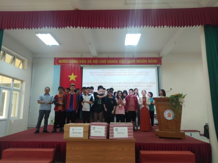 Thăm và tặng quà tại Trung tâm Chăm sóc, nuôi dưỡng và điều trị nạn nhân chất độc da cam thành phố Hà Nội.