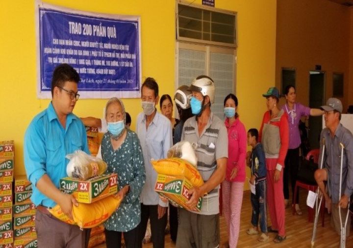 Hội huyện Chợ Lách:  Tặng 200 phần quà cho nạn nhân chất độc da cam