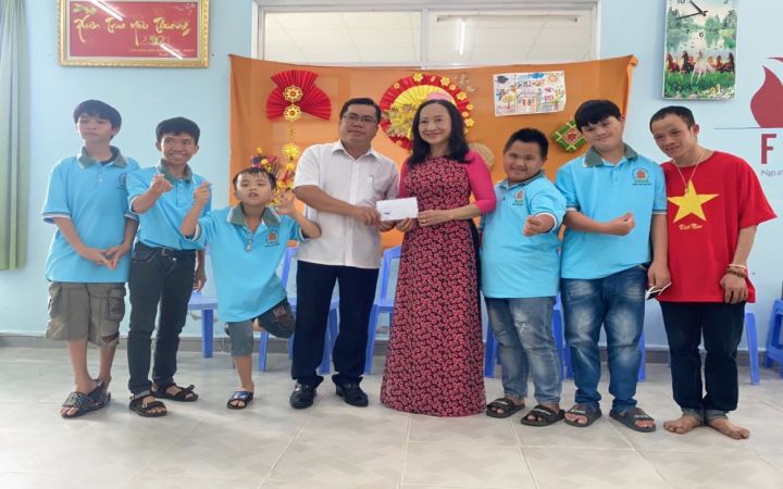 Hoa hậu Doanh nhân Đông Nam Á: Tặng quà cho nạn nhân chất độc da cam