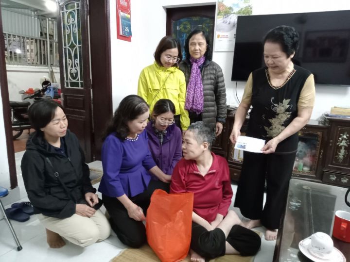 Nhóm “Gieo mầm hướng thiện” tặng quà nạn nhân chất độc da cam