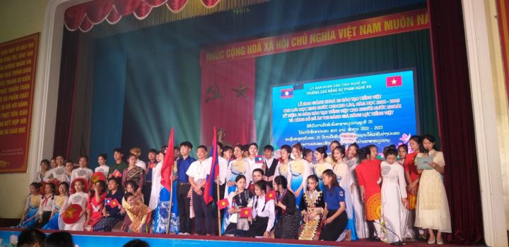 Tâm sự của cô giáo Việt dành trọn tâm huyết cho sinh viên Lào