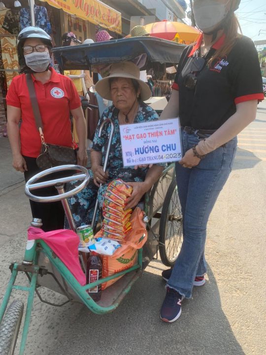 Định Quán: tặng quà cho nạn nhân chất độc da cam