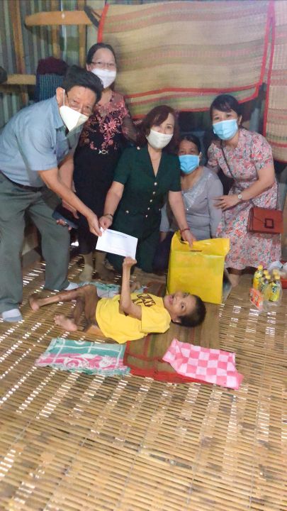 Hội tỉnh Bình Định thăm tặng quà nạn nhân chất độc da cam