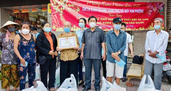 Hội huyện Cần Giuộc: Tặng quà tết cho NNCĐDC và hộ dân  khó khăn.