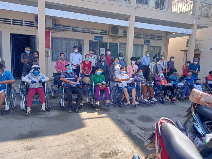 Huyện Hội Mỏ Cày Nam tặng xe lăn cho NNCĐDC, người khuyết tật.