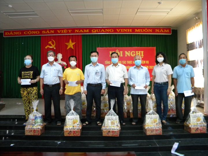 Thành Hội Phan Thiết tặng quà Tết cho nạn nhân chất độc da cam.