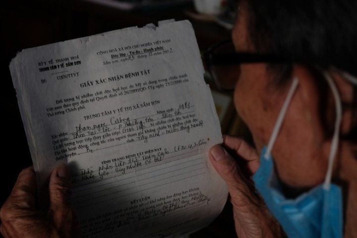 Nước mắt người lính và nỗi đau cơm áo cho những đứa con "da cam"